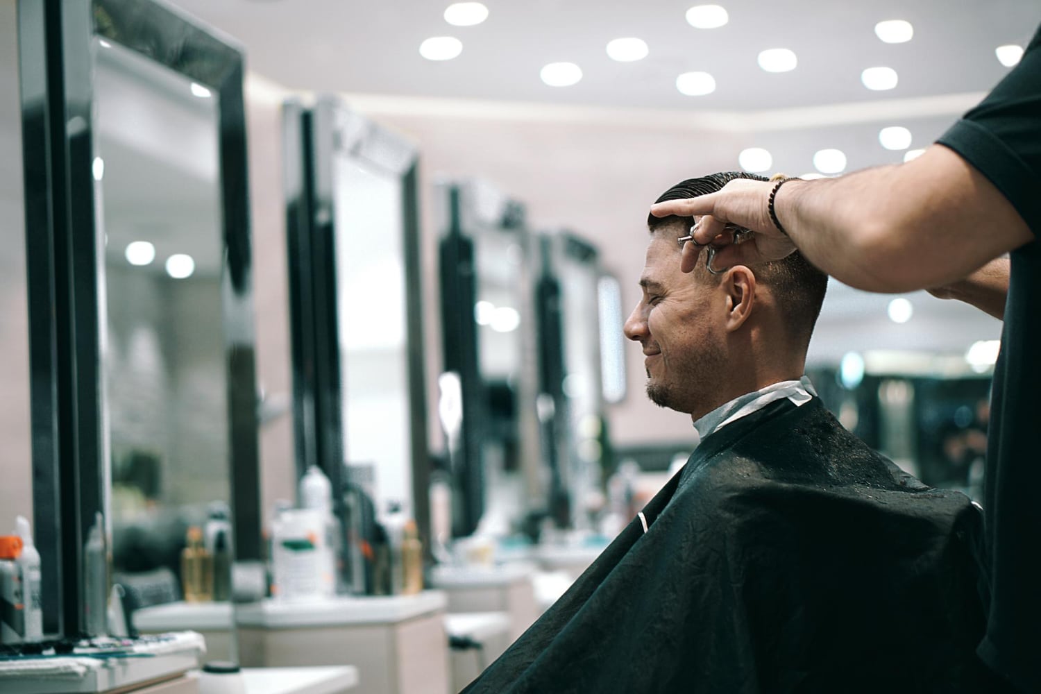 Spiegelwand Friseursalon – saubere Wandmontage